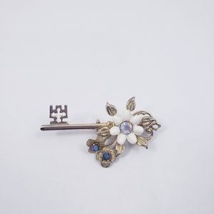 Coro brooch